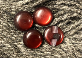 Puolipyöreä burgundinpunainen nappi