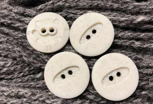 Beige muovinappi