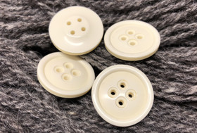 Luonnonvalkoinen muovinappi