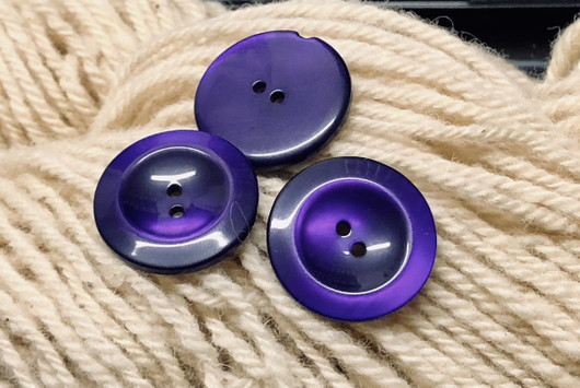 Sähäkän violetti muovinappi