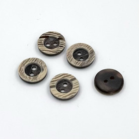 Puunsyykuvioinen muovinappi ruskea