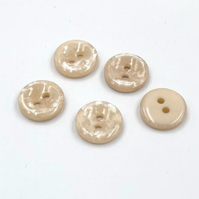 Kermanvalkoinen helmiäiskuvioitu muovinappi 