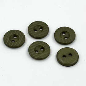 Tummempi vihreä raidallinen muovinappi 