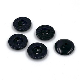 Musta raidallinen muovinappi 