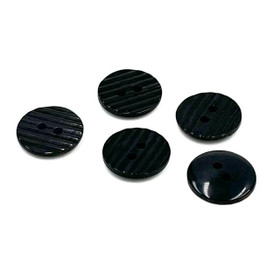 Musta raidallinen muovinappi 