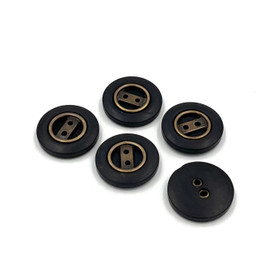 Musta nappi messinkikoristeella