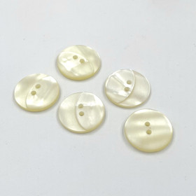 Luonnonvalkoinen helmiäisnappi koristeuralla