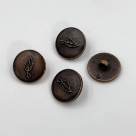 Messinginvärinen lehtikuvioinen kantanappi 