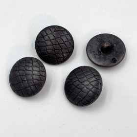 Suomukuvioitu mustanruskea kantanappi 