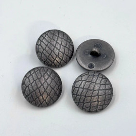 Suomukuvioitu metallinharmaa kantanappi 