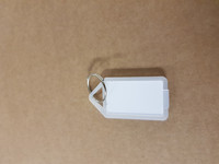 Avaimenperä etiketillä läpinäkyvä tuplarengas