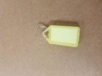 Avaimenperä etiketillä keltainen tuplarengas