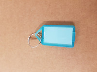 Avaimenperä etiketillä sininen, metallinen tuplarengas