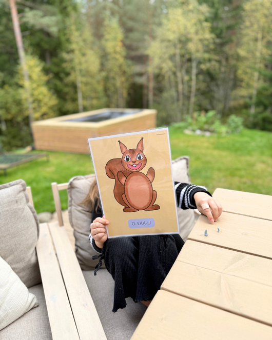 Muotoja Nöpö-oravan ja lasten kanssa