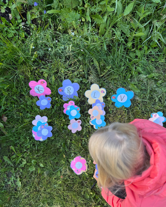 Mikä eläin haisteli kukkaa? 