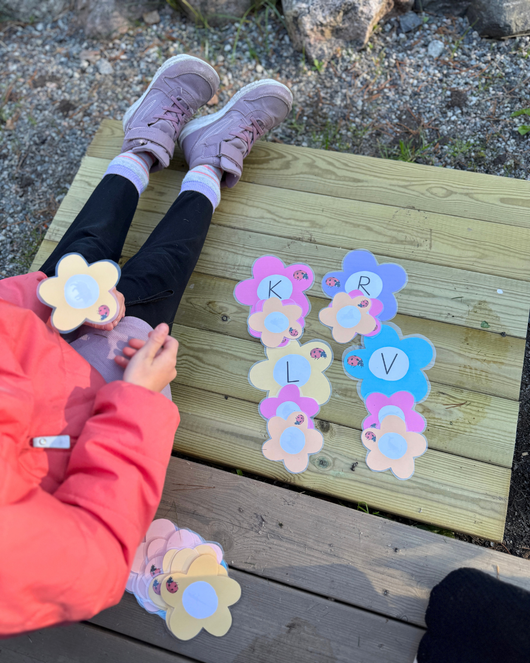 Mikä eläin haisteli kukkaa? 