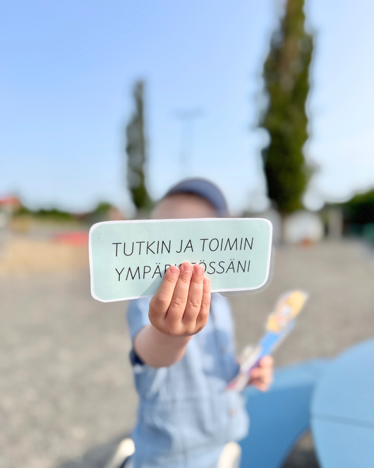 Dokumentointiseinä eskarilaishahmoilla (oppimisen alueineen)