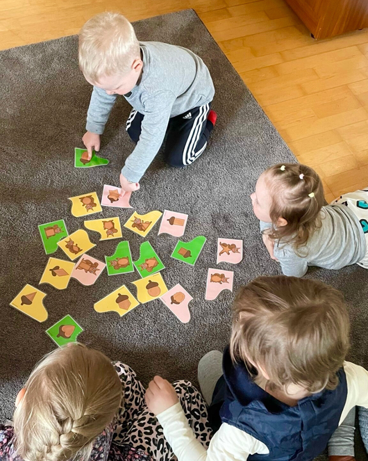 Muotoja Nöpö-oravan ja lasten kanssa