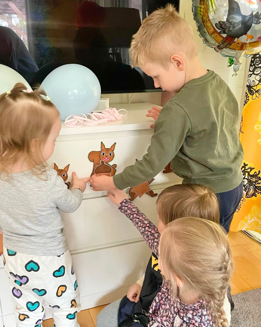 Muotoja Nöpö-oravan ja lasten kanssa