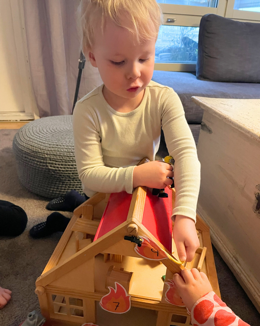 112-päivään ja hälytysajoneuvoihin liittyvä materiaali