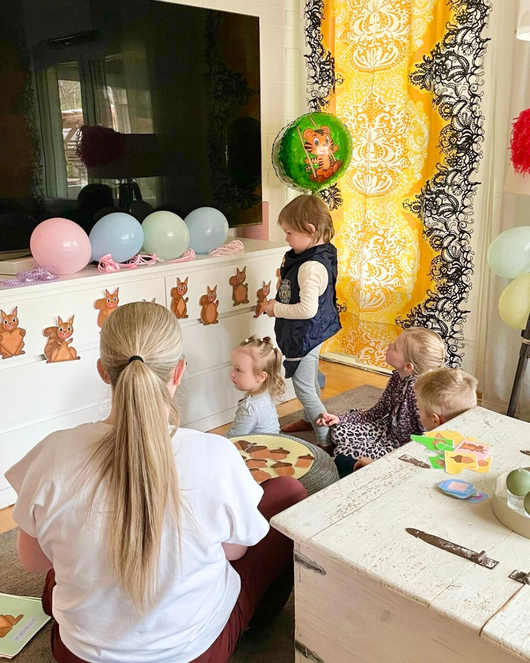Muotoja Nöpö-oravan ja lasten kanssa