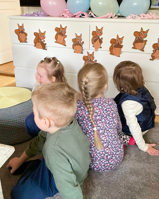 Muotoja Nöpö-oravan ja lasten kanssa