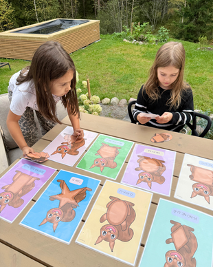 Muotoja Nöpö-oravan ja lasten kanssa