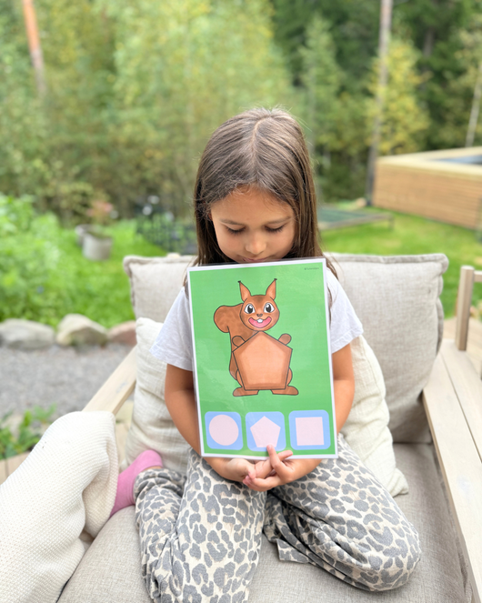 Muotoja Nöpö-oravan ja lasten kanssa