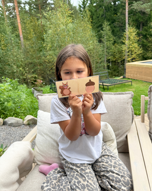 Muotoja Nöpö-oravan ja lasten kanssa