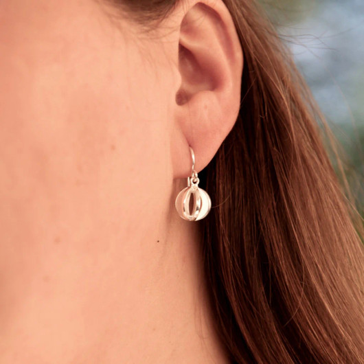 HILJAISUUS - pieni roikkuva hopeakorvakoru SASSIdesign