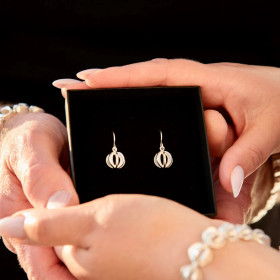 HILJAISUUS - keskikokoinen roikkuva hopeakorvakoru SASSIdesign