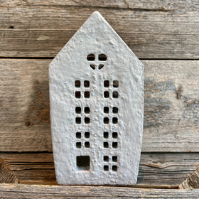 Talo-lyhty betonista (sydän-ikkuna)