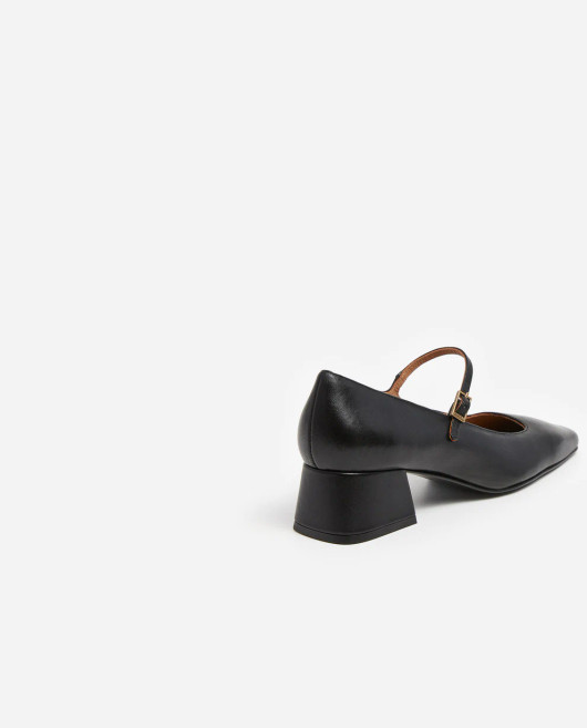 Flattered, Evan Heels Black