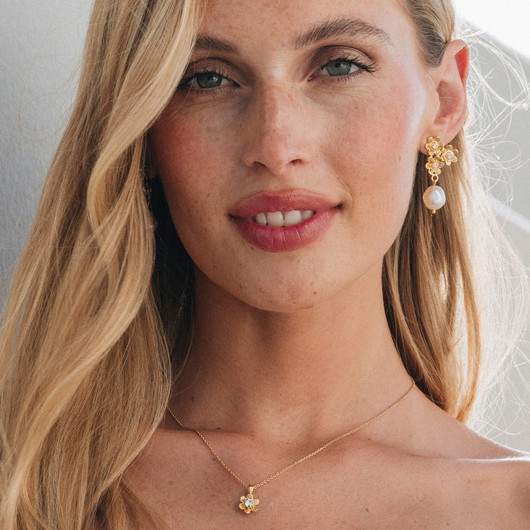 Caroline Svedbom, Juni Pearl Crystal Erarings