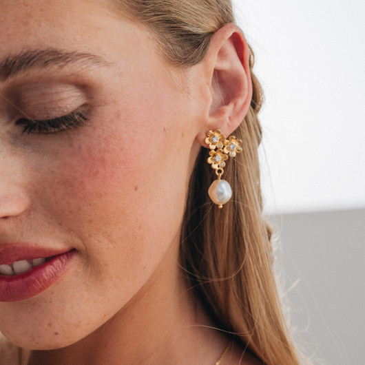 Caroline Svedbom, Juni Pearl Crystal Erarings