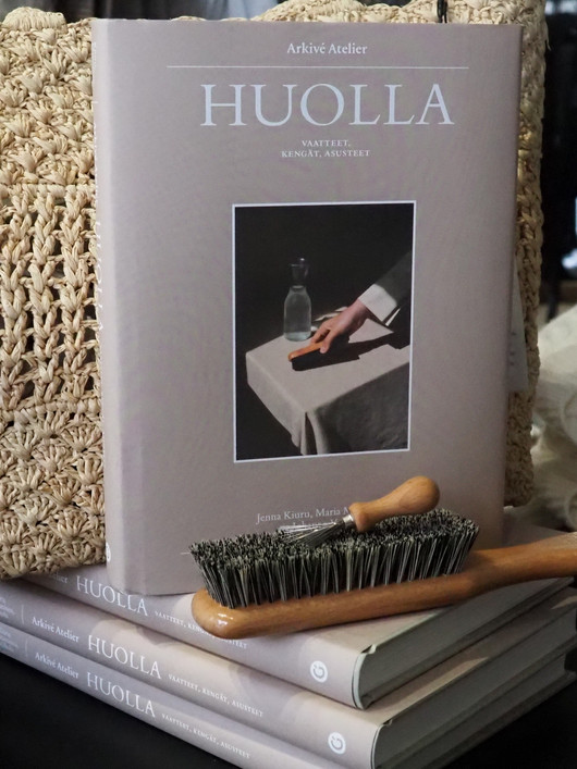 Tyylitietoisen huoltopaketti - Arkive Atelier “Huolla” -kirja ja Kent CP6 vaateharja 