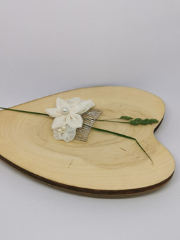  Koristeellinen hiuskampa