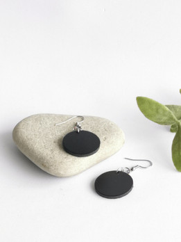 Elina-korvakorut, musta