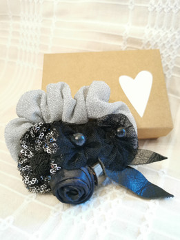 Koristeellinen hiusdonitsi, mustalla kukkakoristeella