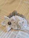 Koristeellinen hiusdonitsi, valkoisella kukkakoristeella