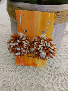 Tupsukorvakorut, Harmaa-Oranssi