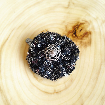 Bling Me Black-Pinni, musta-hopeinen kukinto