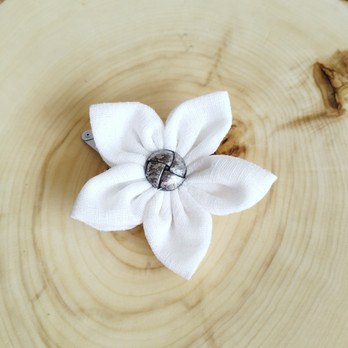 Steel flower-Pinni, valkoinen kukka teräksen värisellä koristenapilla