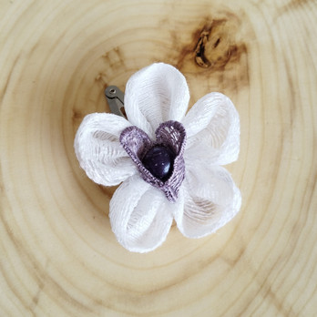 Purple Heart-pinni, valkoinen kukka violetilla helmellä ja sydämellä