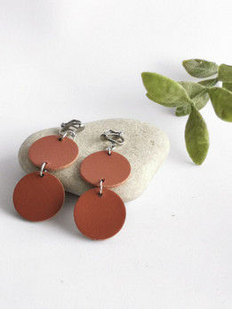 Klipsikiinnitteiset roikkuvat korvakorut, konjakki