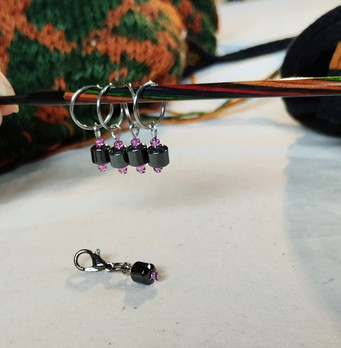 Silmukkamerkit, Kivi, lila