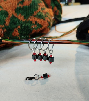 Silmukkamerkit, Kivi, punainen