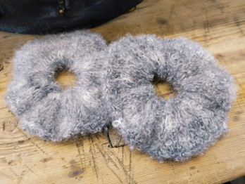 Neulottu pörröinen Scrunchie