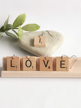 Korvakorut, puukirjain