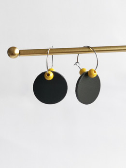 Rengaskorvakorut, musta-hopea, Elina